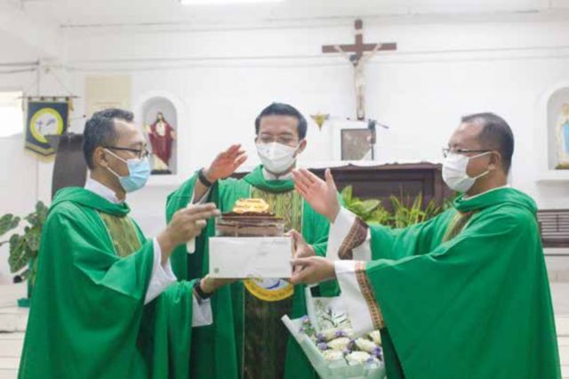 Perayaan Syukur Ulang Tahun Imamat Romo - Antonius Suhardi Antara tahun ke-16, Romo Camellus Delelis Da Cunha tahun ke-2 dan Romo Aidan Putera Sidik tahun ke-16