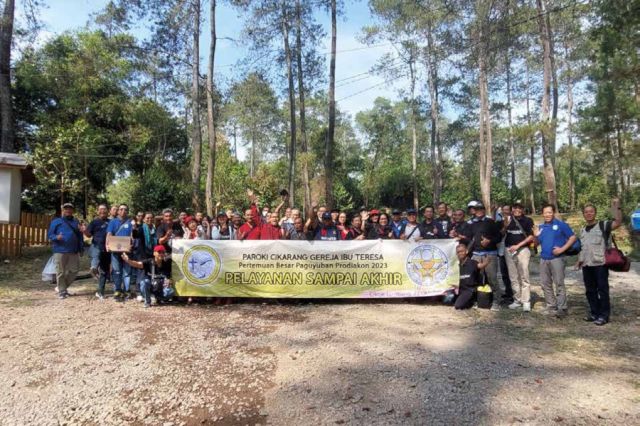 Pelayanan Sampai Akhir - Outing ke Kebon Pines Cikole  2 Pertemuan Besar Prodiakon