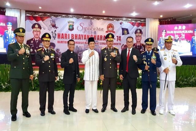 Salut, Pastor Paroki Cikarang Terima Penghargaan dari Kapolda Metro Jaya